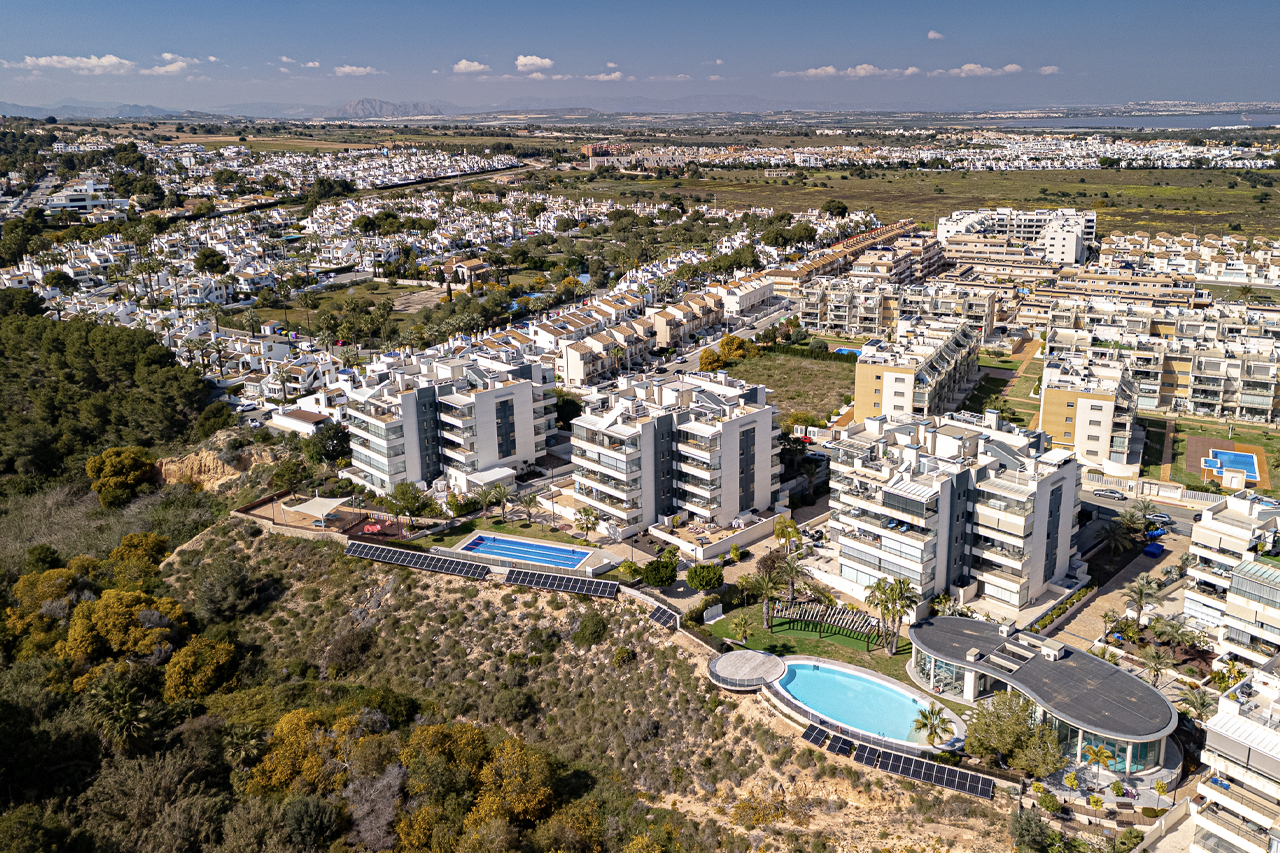 Residencial Green Hills in Los Dolses, the complete community guide