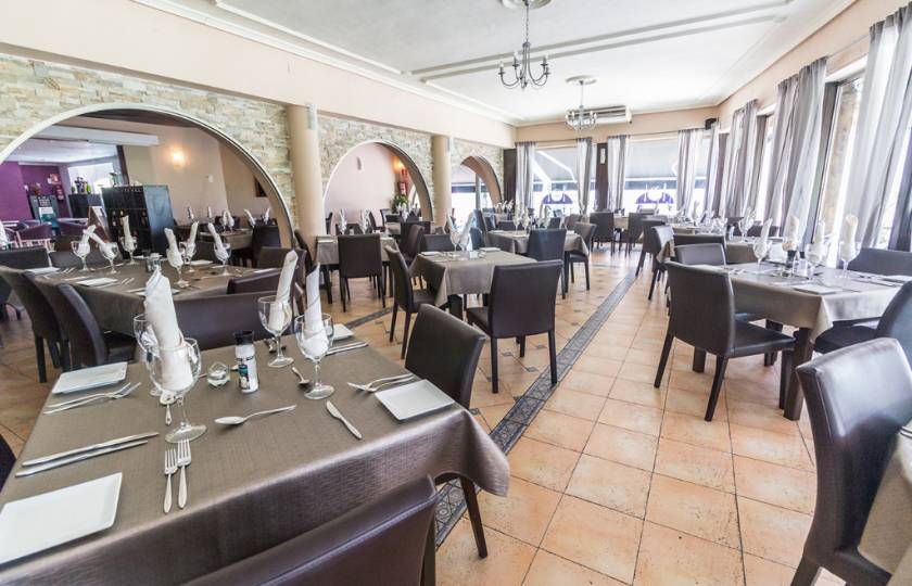 The Clubhouse Restaurant | The opulent air conditioned dining room