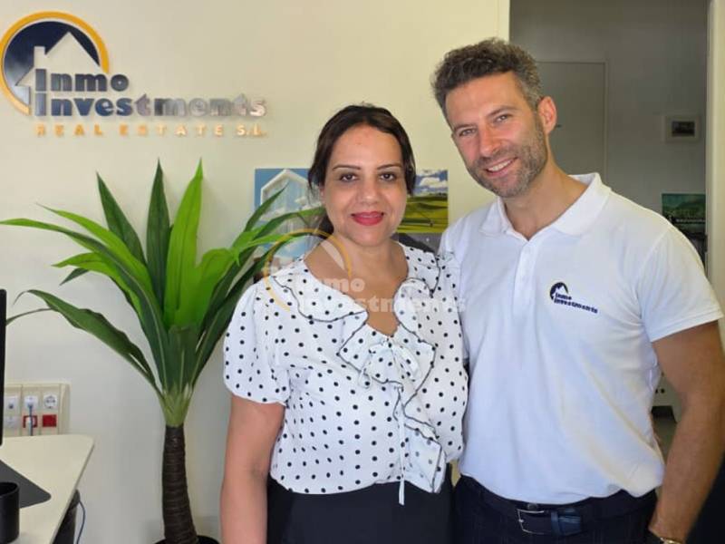 Racha returns to sell her property in Los Balcones