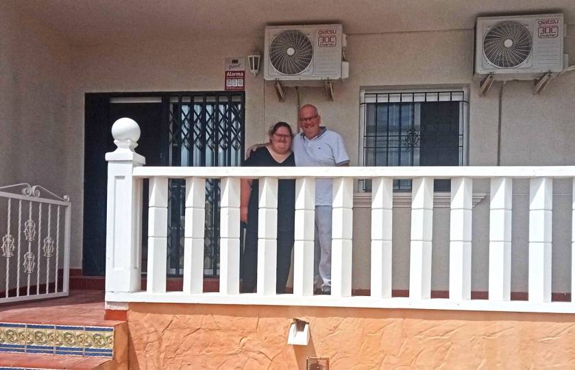 Matt y Lizzie encuentran su hogar en Lomas de Cabo Roig