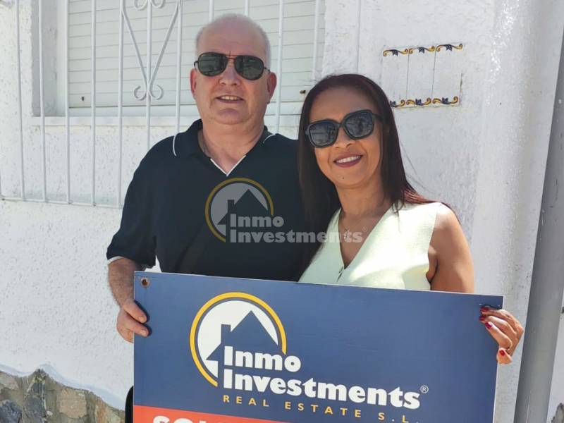 Martha and Francis find the perfect villa in La Marina
