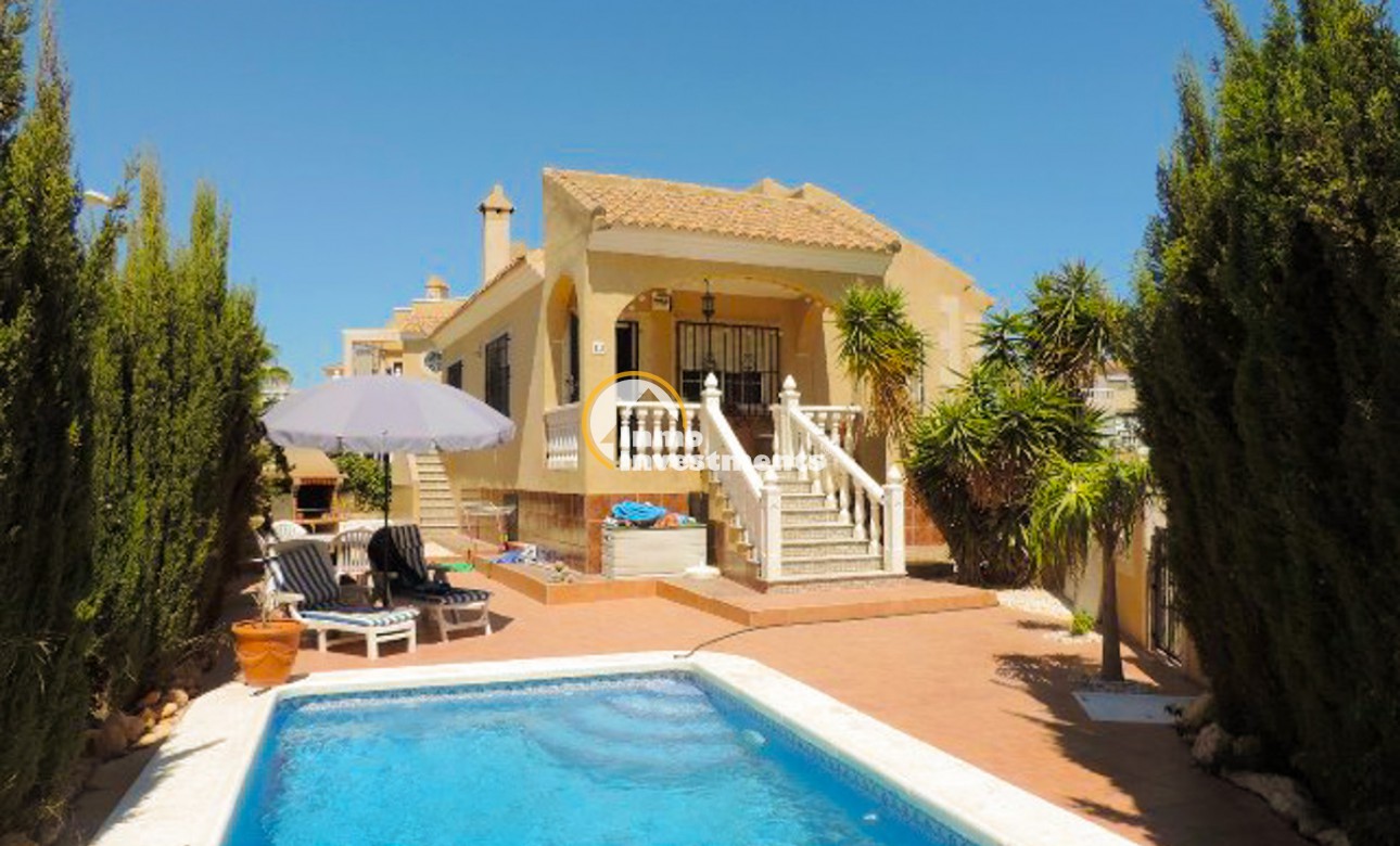 Villa med privat simbassäng till salu i Playa Flamenca, Spanien