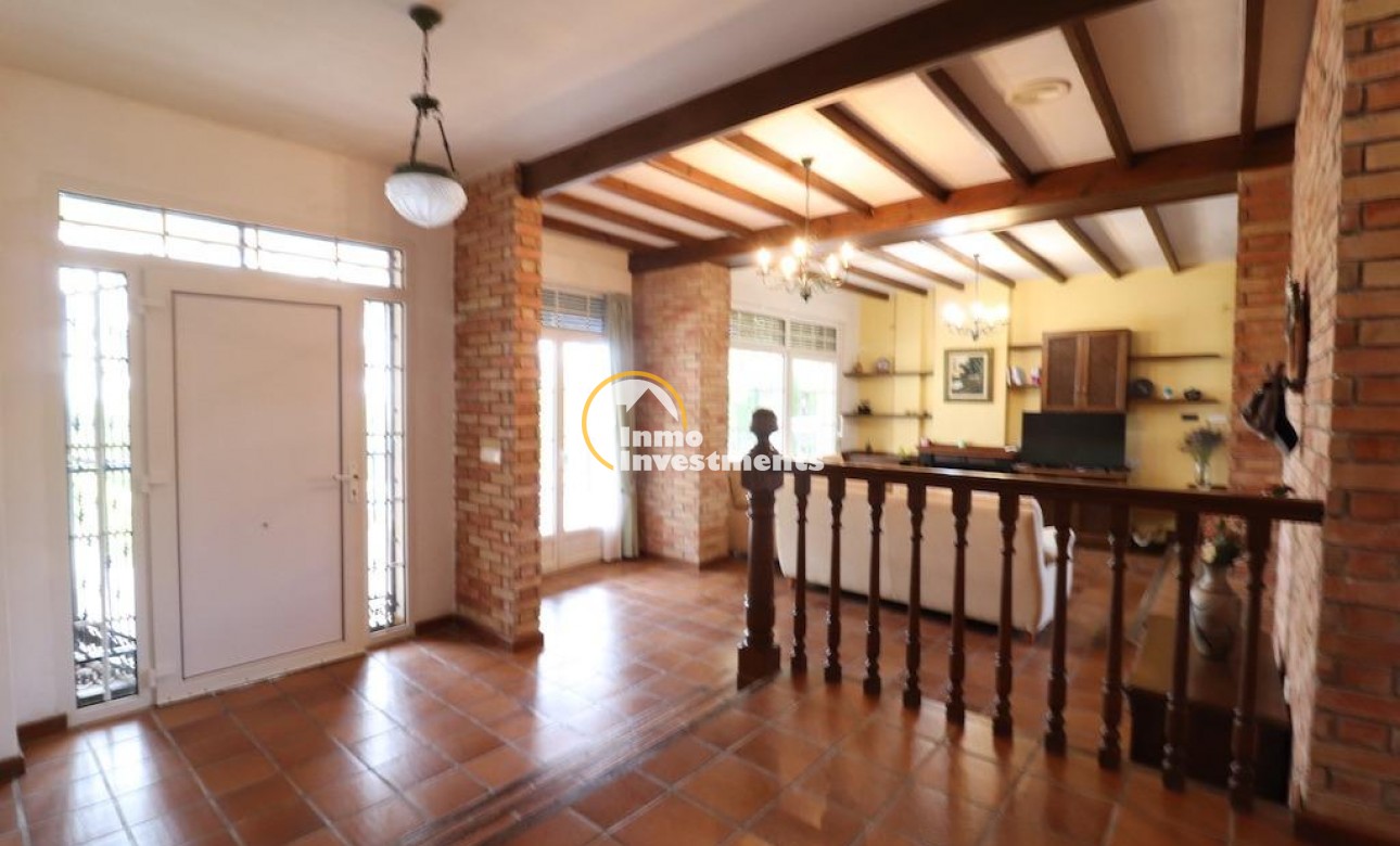 Resale - Villa - Mil Palmeras - Riomar