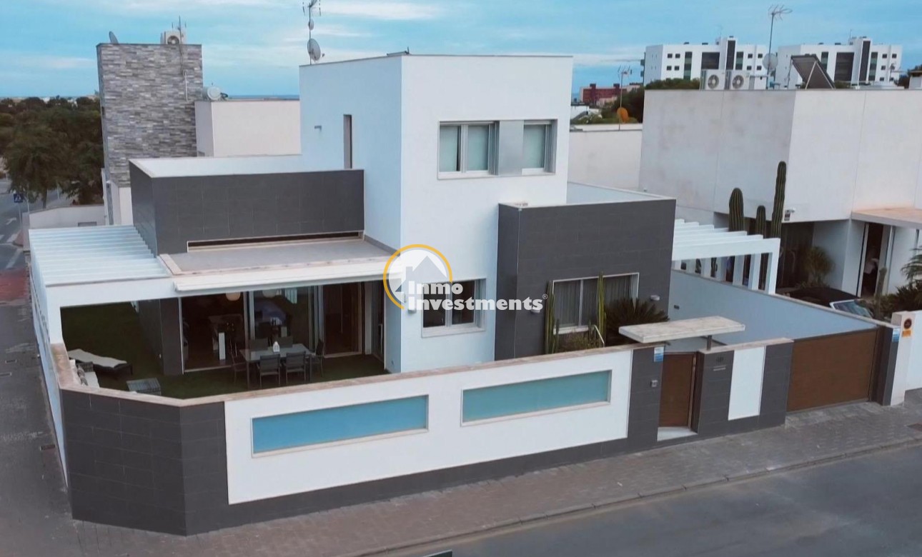 Resale - Villa - Mil Palmeras - Beach