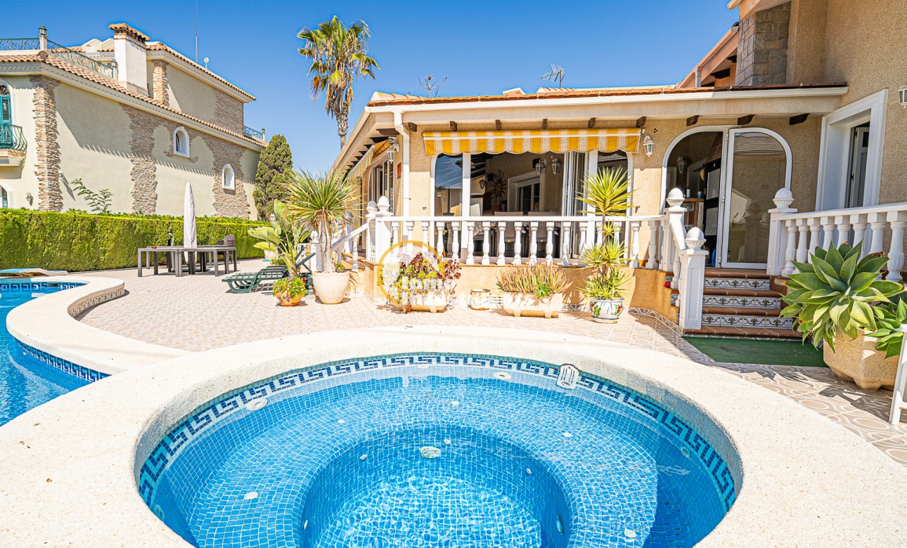 Resale - Villa - Cabo Roig - Beachside