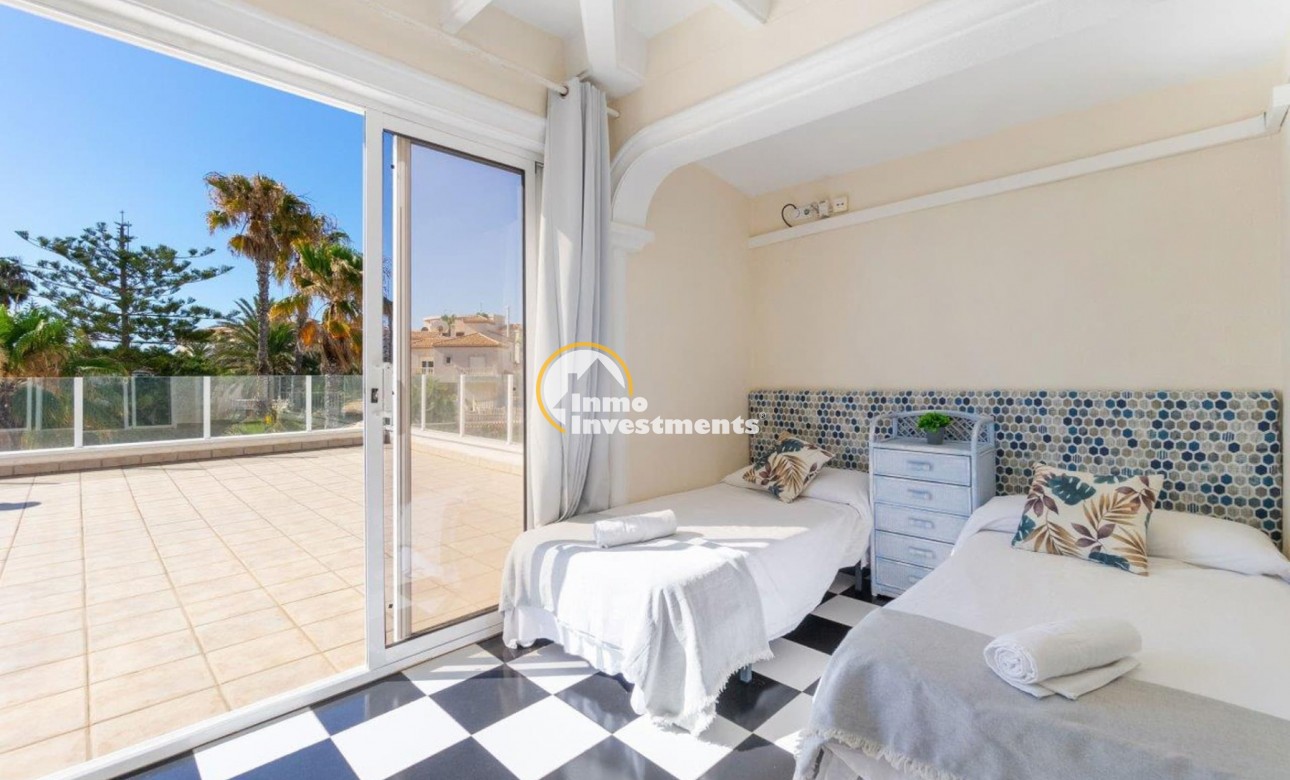 Resale - Villa - Playa Flamenca - Beachside