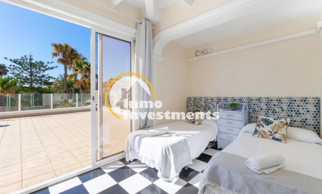 Resale - Villa - Playa Flamenca - Beachside