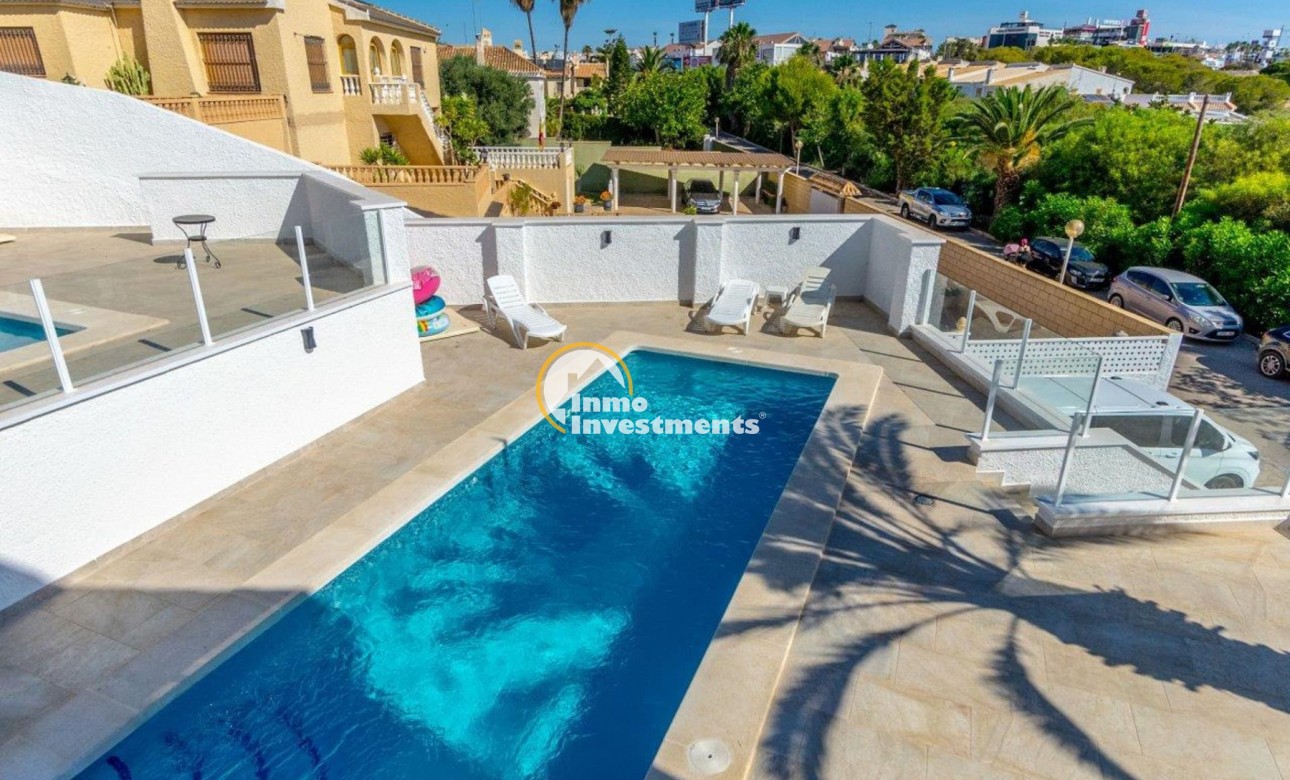 Resale - Villa - Playa Flamenca - Beachside