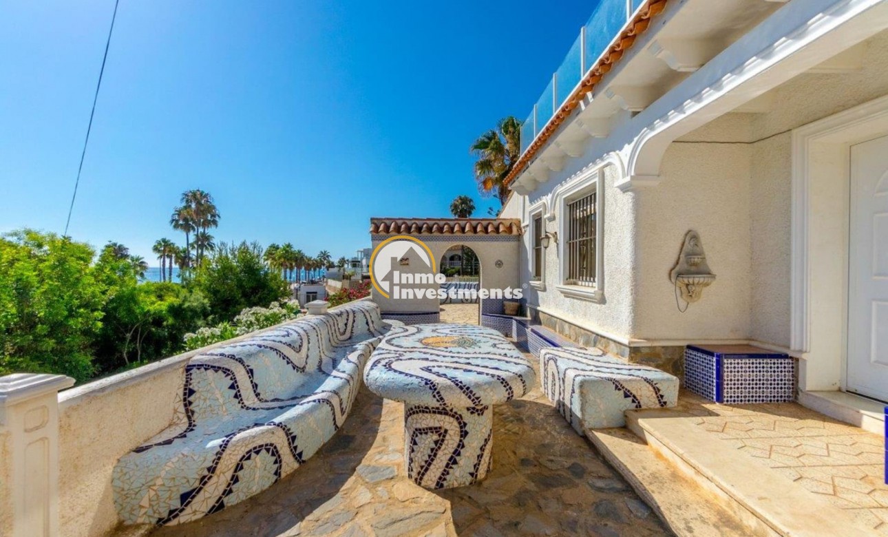 Resale - Villa - Playa Flamenca - Beachside