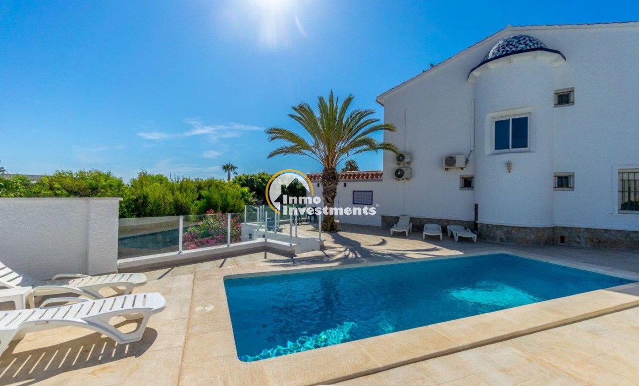 Resale - Villa - Playa Flamenca - Beachside