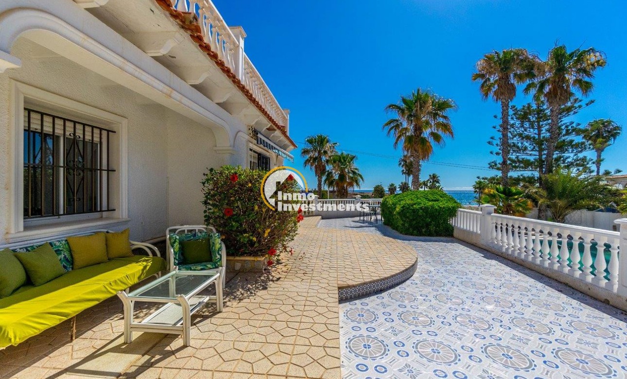 Resale - Villa - Playa Flamenca - Beachside