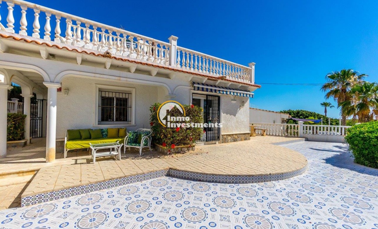 Resale - Villa - Playa Flamenca - Beachside