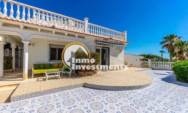 Resale - Villa - Playa Flamenca - Beachside