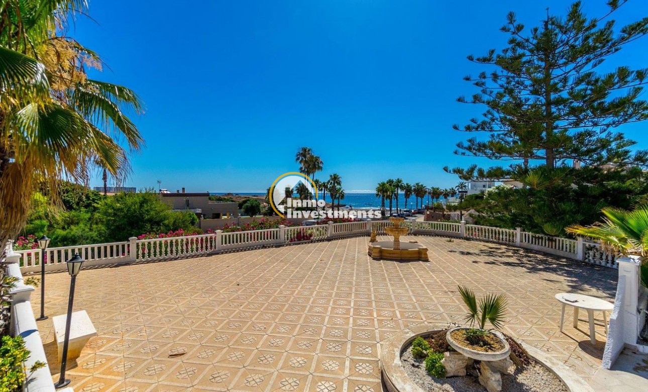 Resale - Villa - Playa Flamenca - Beachside