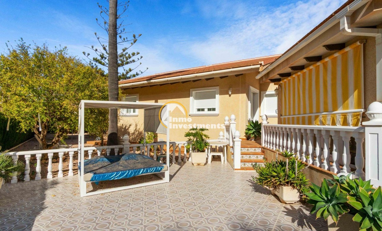 Resale - Villa - Cabo Roig - Beachside