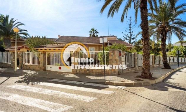 Resale - Villa - Cabo Roig - Beachside