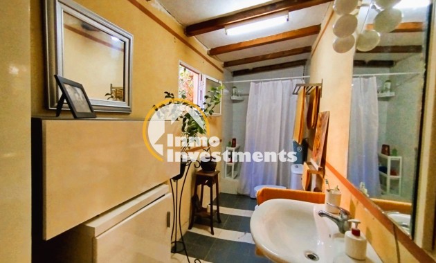 Resale - Townhouse / Semi-detached - Daya Nueva - Centro