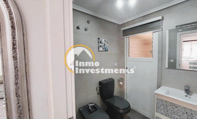 Resale - Apartment - Torrevieja - Paseo maritimo