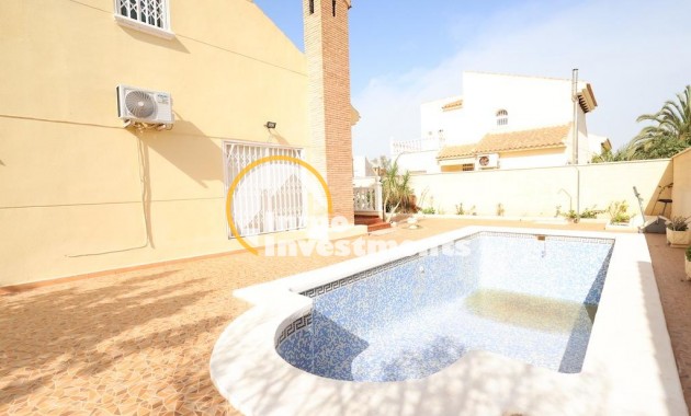 Resale - Villa - Playa Flamenca - Beachside