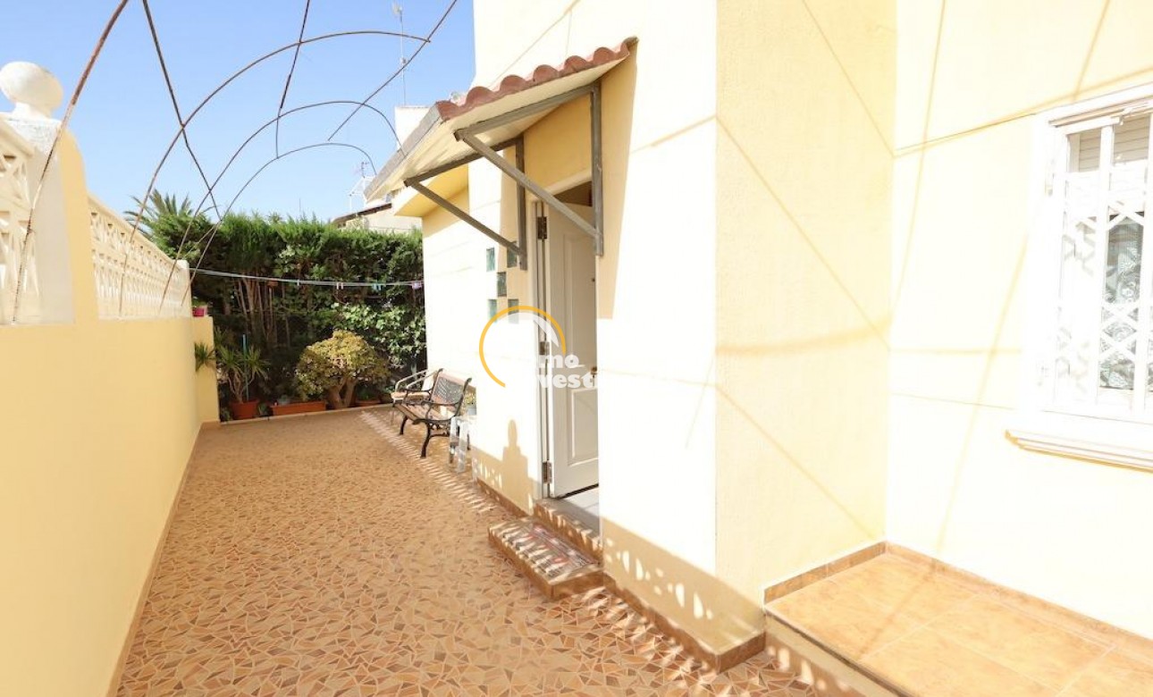 Resale - Villa - Playa Flamenca - Beachside