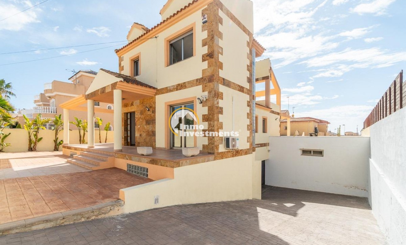 Resale - Villa - Torrevieja - Aguas Nuevas