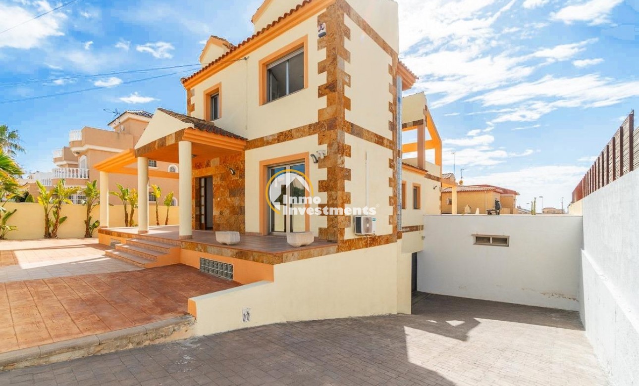 Resale - Villa - Torrevieja - Aguas Nuevas