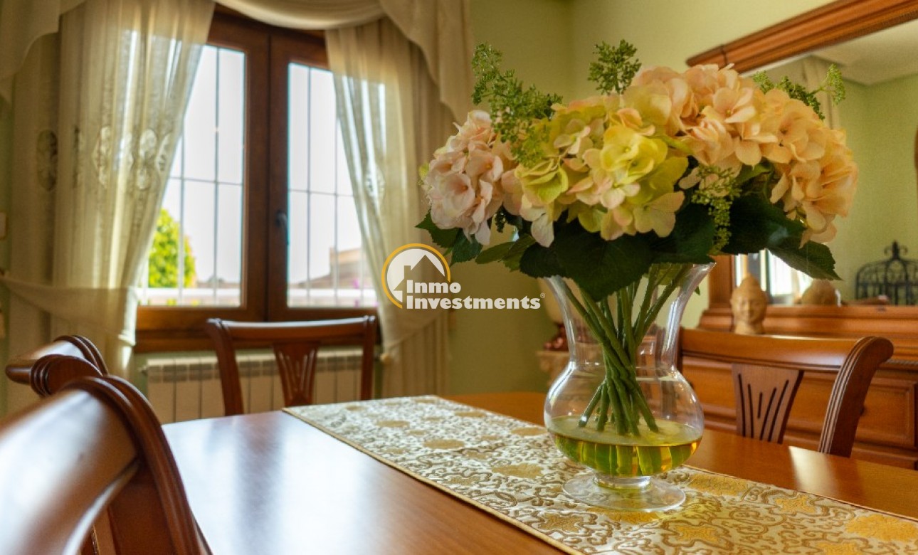 Resale - Villa - Los Altos