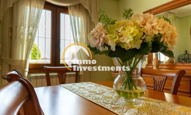 Resale - Villa - Los Altos