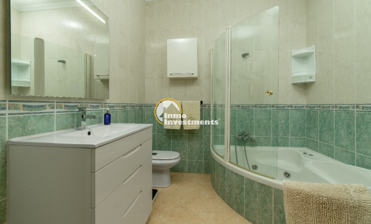 Resale - Villa - Los Altos