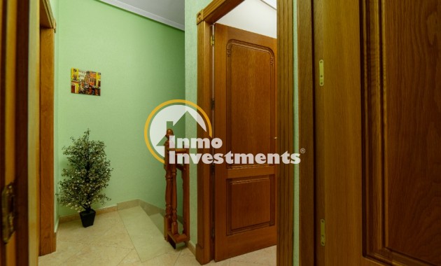 Resale - Villa - Los Altos