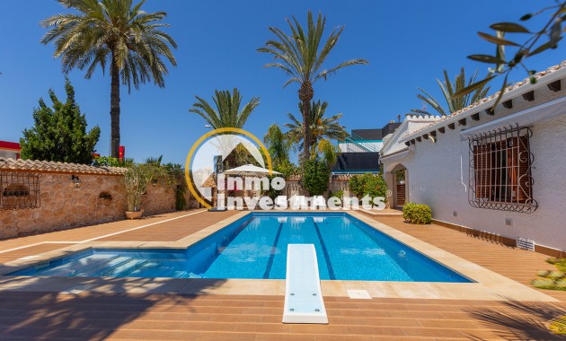 Resale - Villa - Punta Prima - Beachside