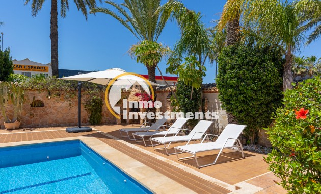 Resale - Villa - Punta Prima - Beachside