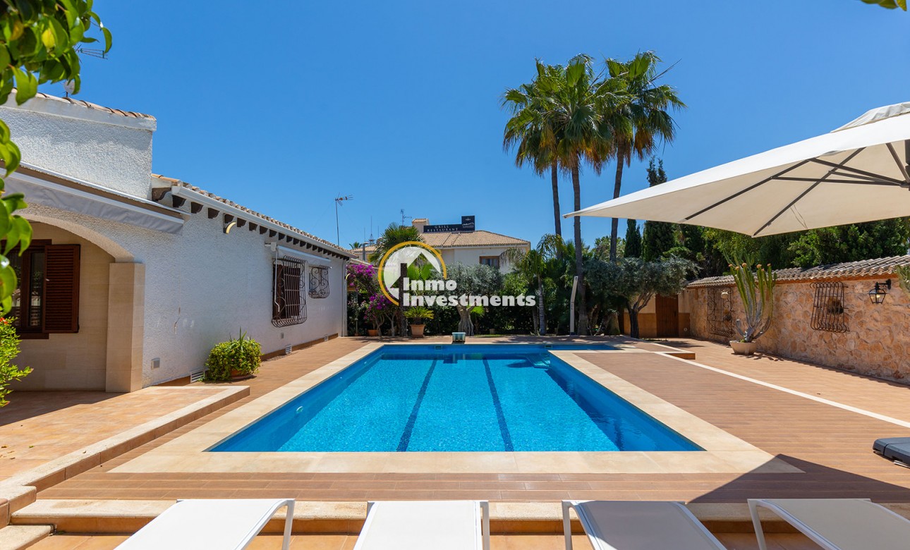 Resale - Villa - Punta Prima - Beachside