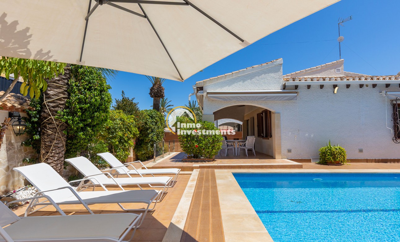 Resale - Villa - Punta Prima - Beachside