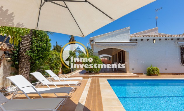 Resale - Villa - Punta Prima - Beachside