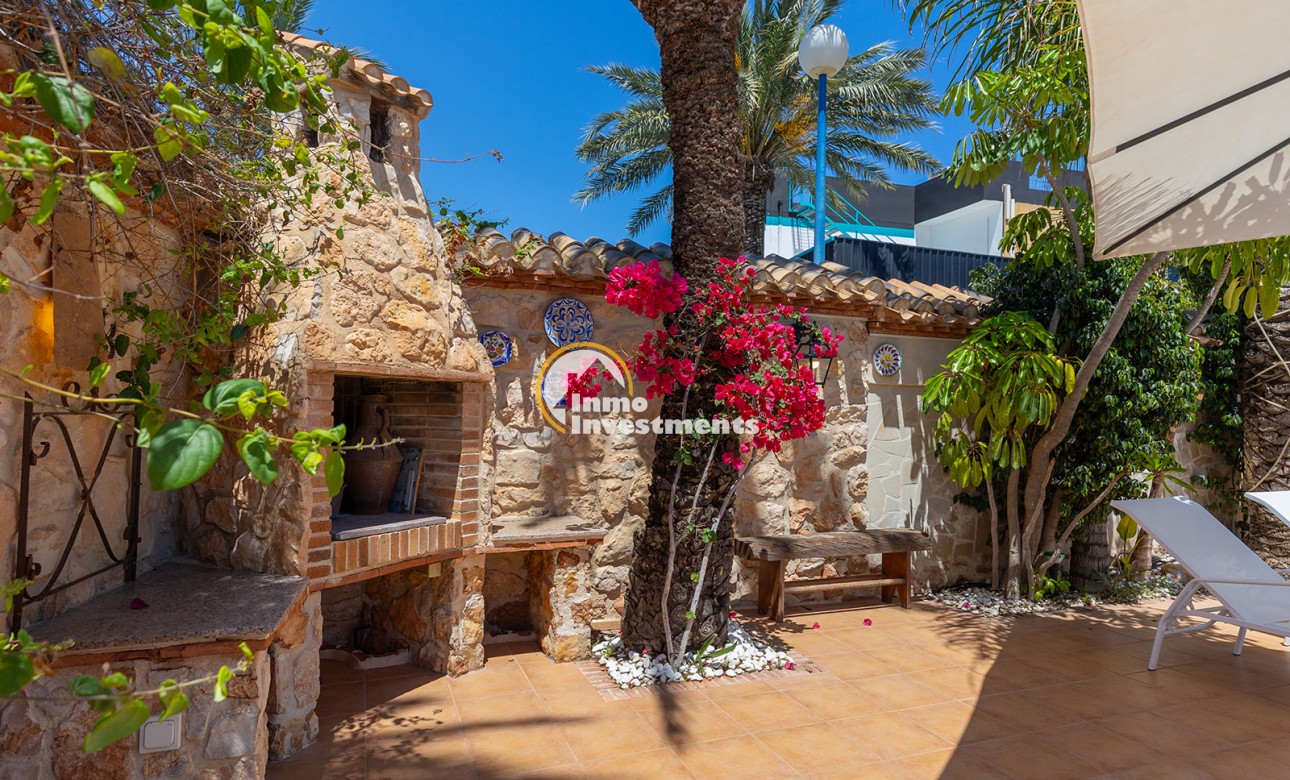 Resale - Villa - Punta Prima - Beachside