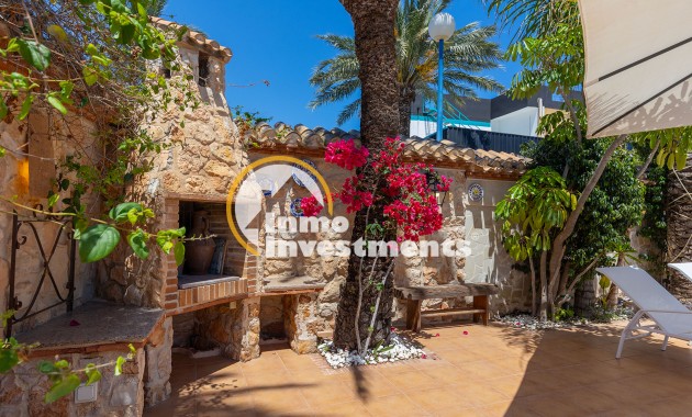 Resale - Villa - Punta Prima - Beachside