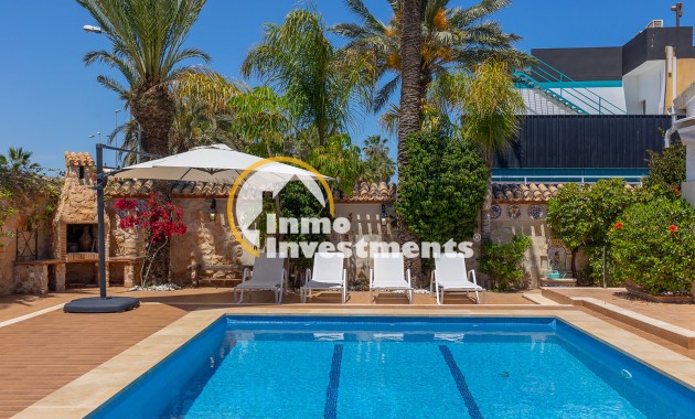 Resale - Villa - Punta Prima - Beachside