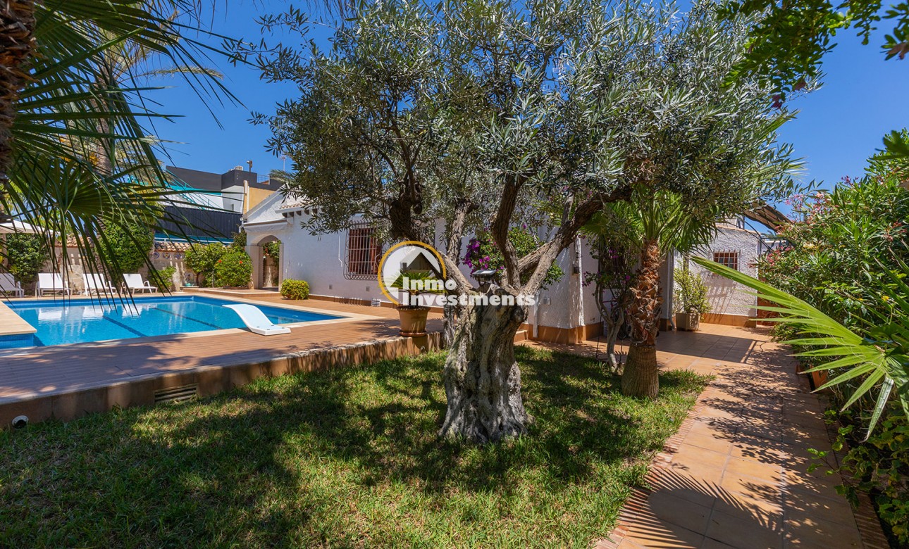 Resale - Villa - Punta Prima - Beachside