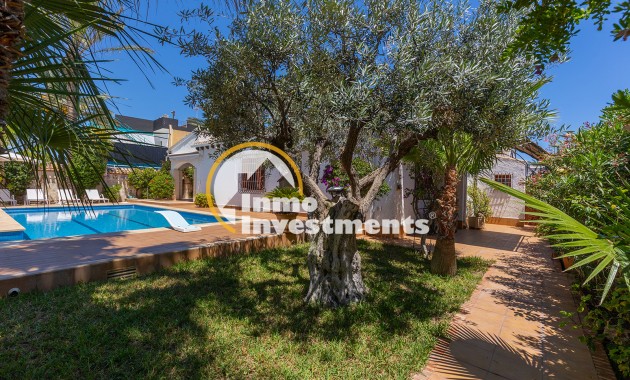 Resale - Villa - Punta Prima - Beachside