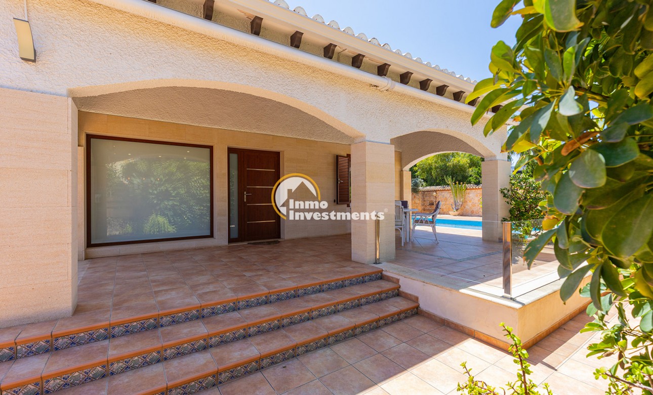 Resale - Villa - Punta Prima - Beachside