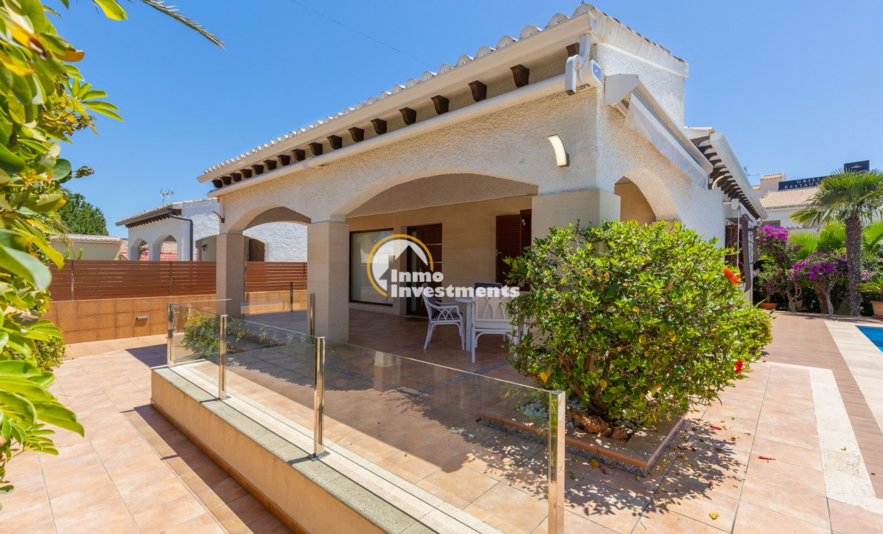 Resale - Villa - Punta Prima - Beachside