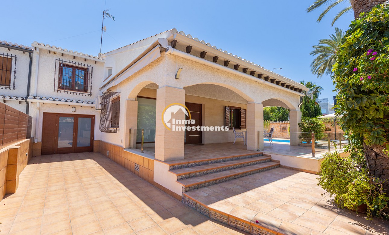 Resale - Villa - Punta Prima - Beachside