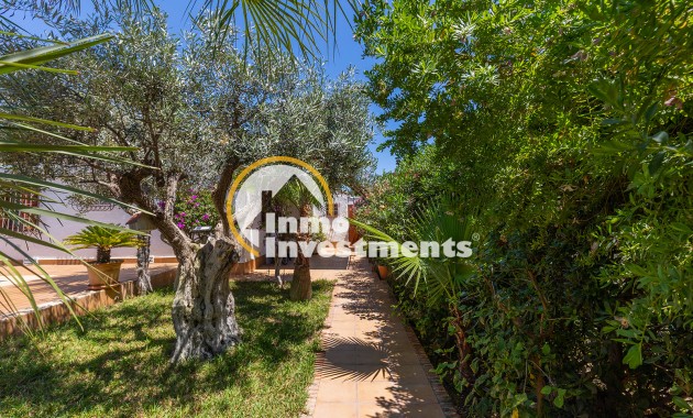 Resale - Villa - Punta Prima - Beachside