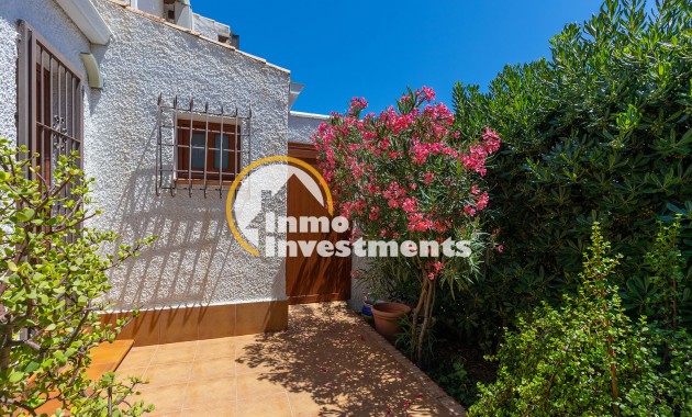 Resale - Villa - Punta Prima - Beachside