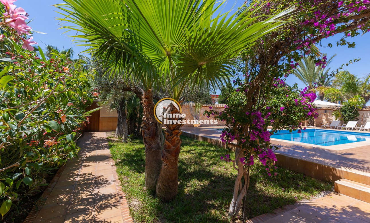 Resale - Villa - Punta Prima - Beachside