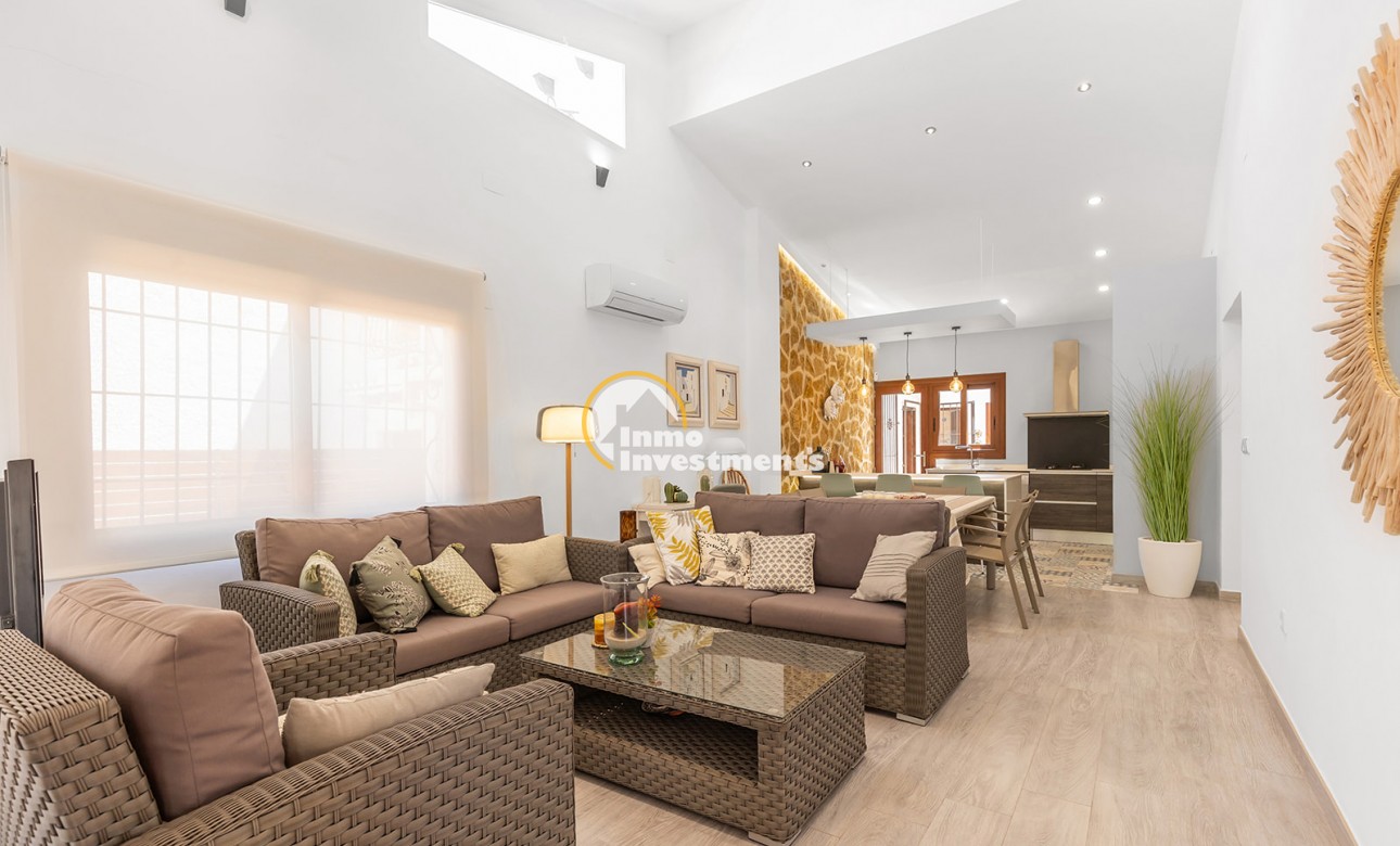 Resale - Villa - Punta Prima - Beachside