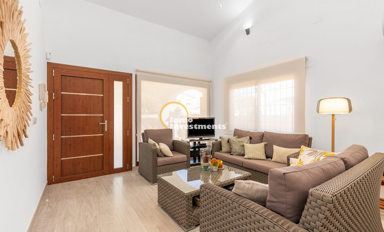 Resale - Villa - Punta Prima - Beachside