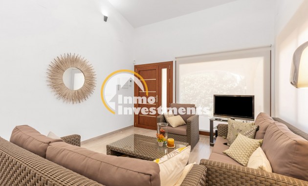 Resale - Villa - Punta Prima - Beachside