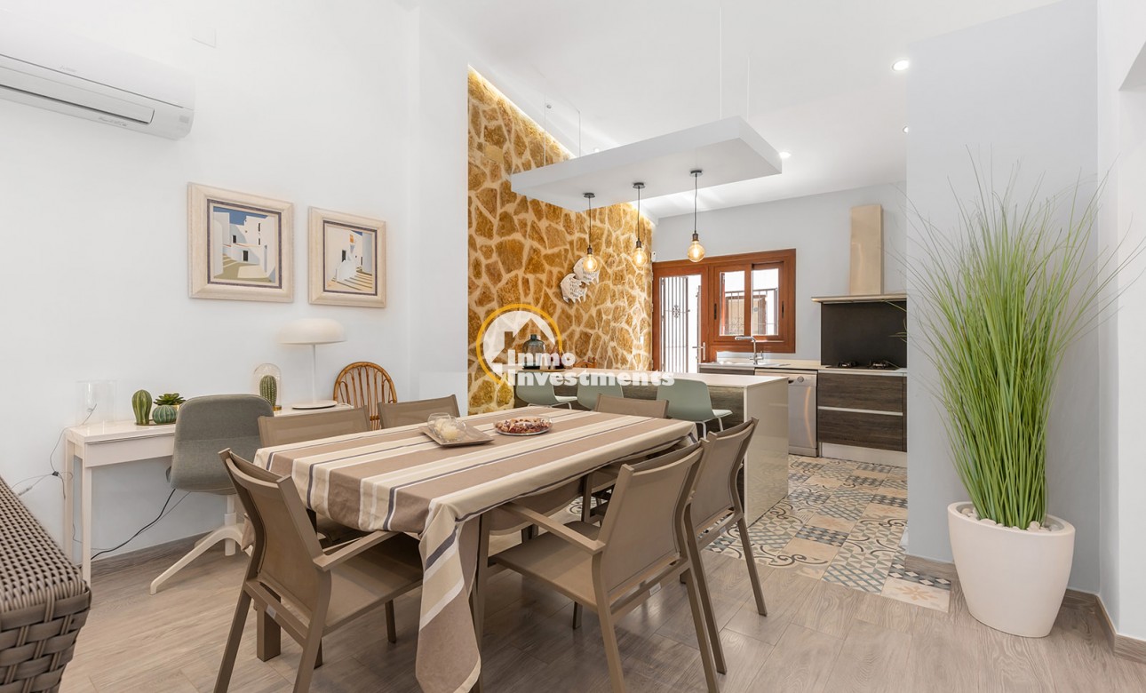 Resale - Villa - Punta Prima - Beachside